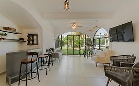 Chic Lagoon Front Villa By Casa Paraiso